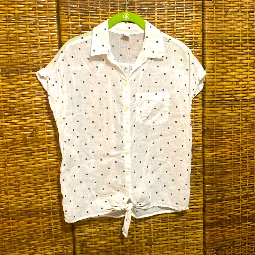 EUC Old Navy white blue polkadot linen blend button up front blouse S